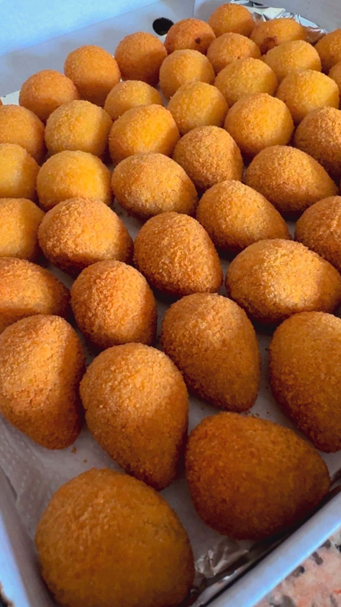 Coxinhas artesanais preparadas pela Salgados Brazucas