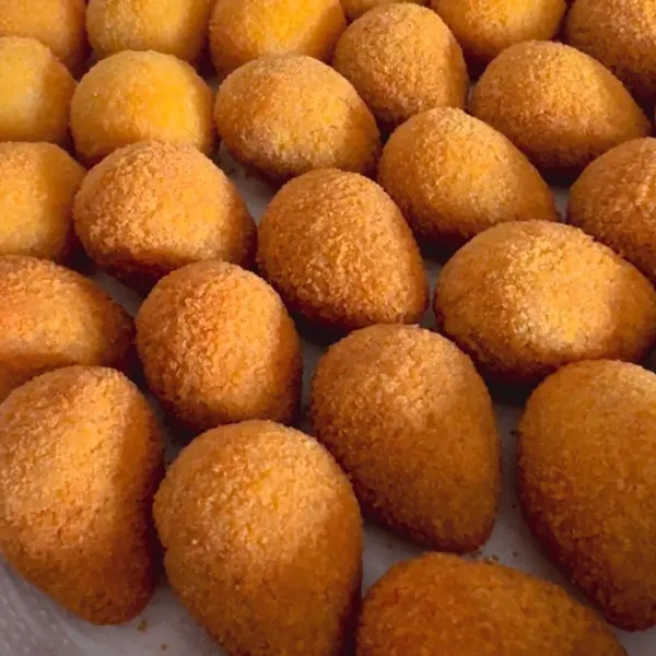 Coxinhas artesanais douradas e crocantes
